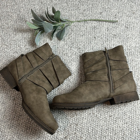 Just Fab booties with Buckles - Picture 2 of 4